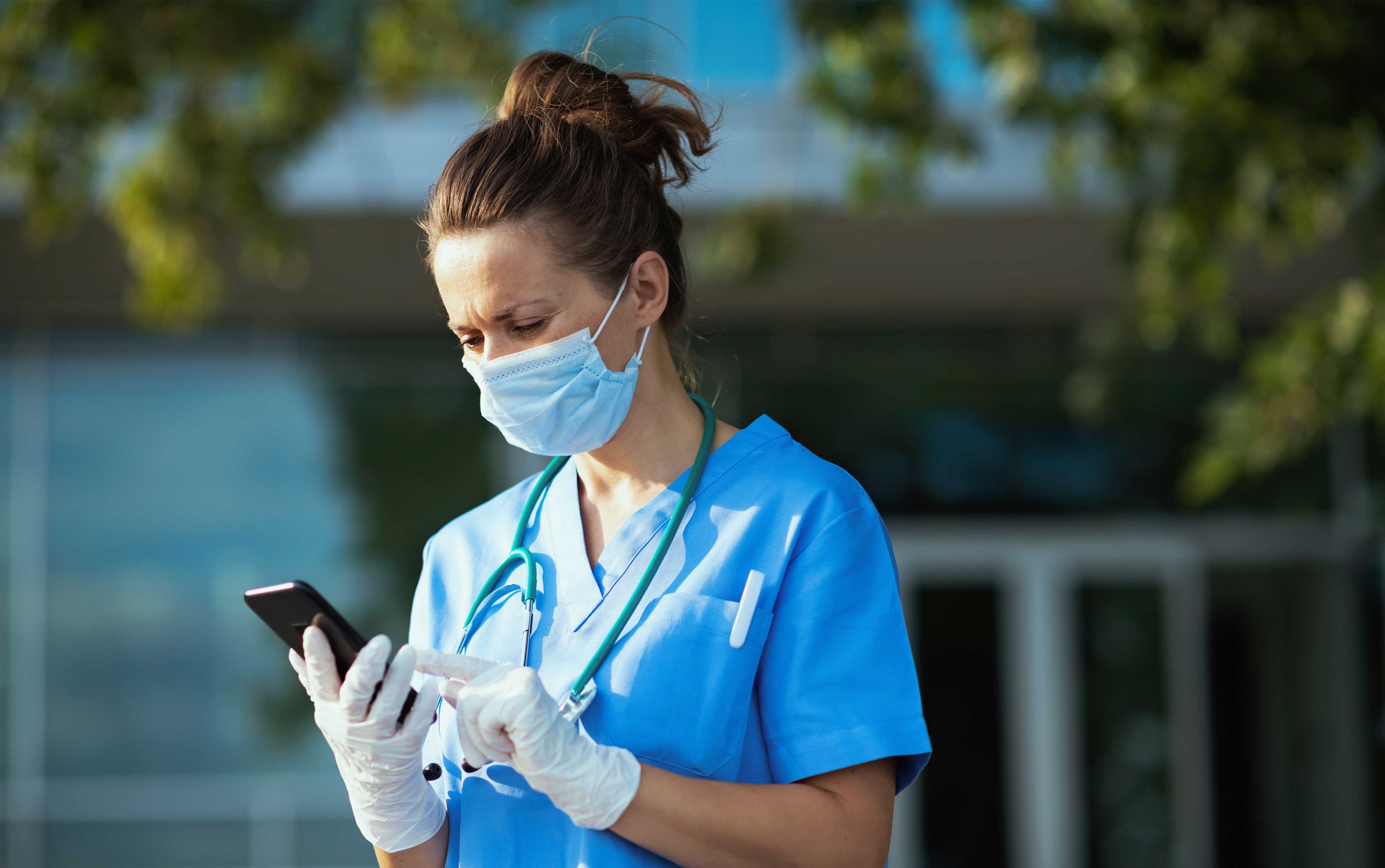 enfermera usando telemedicina
									